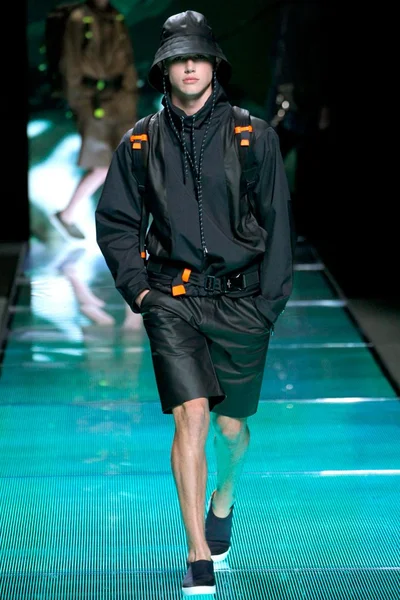 Look 18